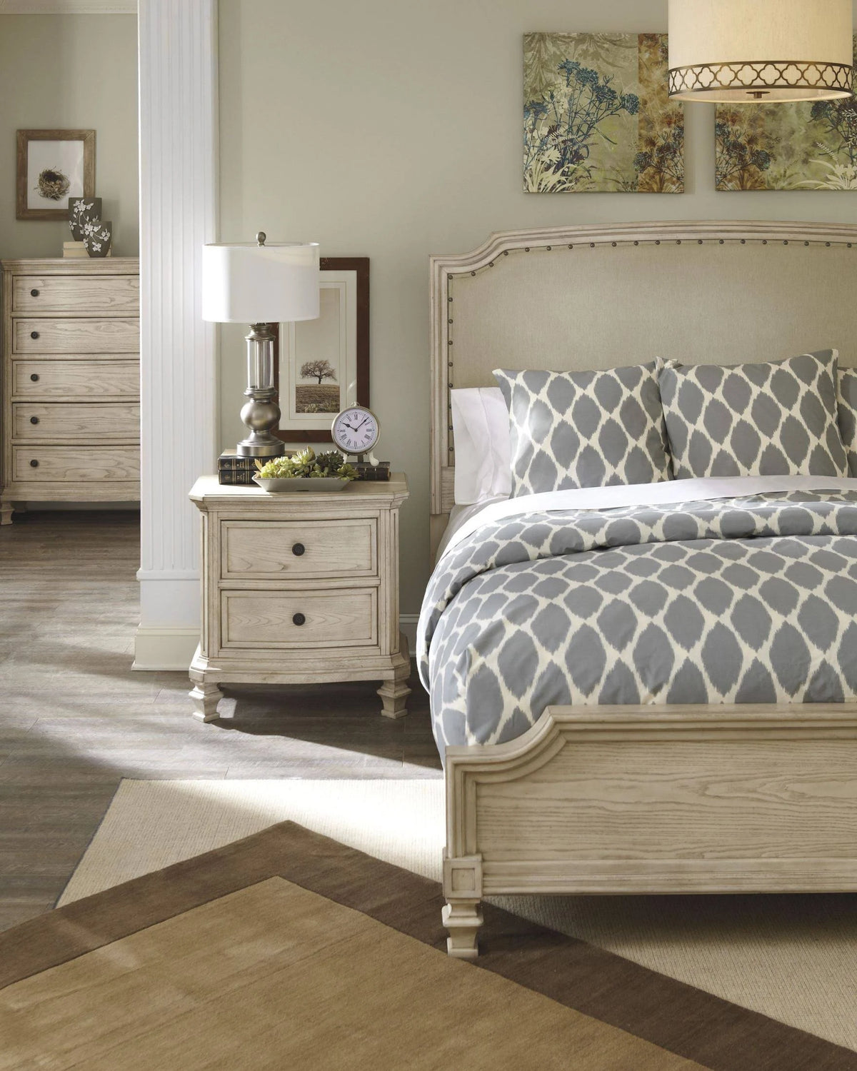 Queen Upholstered Panel Bed Z792266