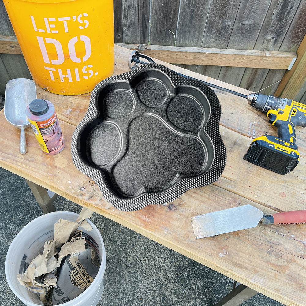 Paw Print Stepping Stone Mold 16 in E9551